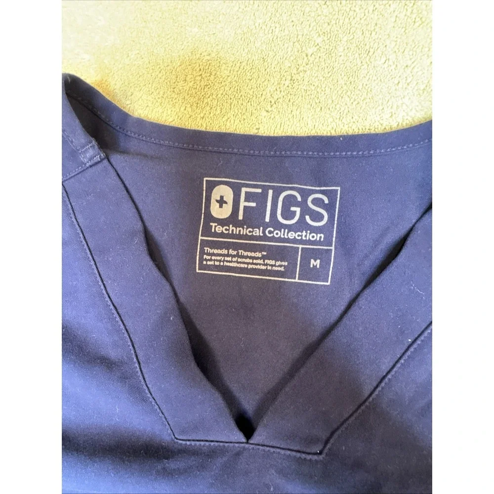 FIGS Men's Chisec Scrub Top Shirt MEDIUM navy Medical Three-Pocket TM-3000 tech
